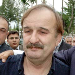 Kilit adam köşeye sıkıştı!