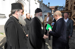 Papaz Putin'in elini öptü