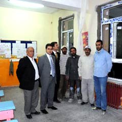 Ödenek yetmeyince, okulu veliler tamir etti