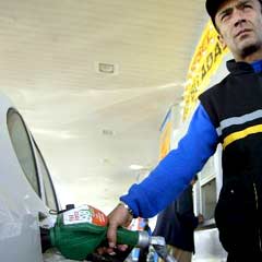 Benzinin litre fiyatı 3 YTL'nin altında