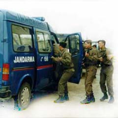 Kanun emrediyor, Jandarma diretiyor!