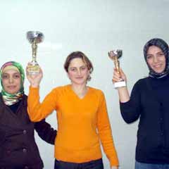 Anneler masa tenisinde ter döktü