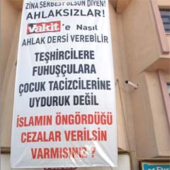 Vakit'ten ahlaksızlara pankartlı cevap