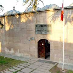 Kütüphaneye dönüştürülen tarihi medreseye ilgi büyüyor