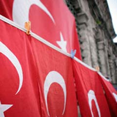 Senato binasına Türk bayrağı çekildi