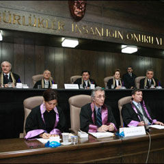 İki seçmenden birinin oyunu alan partiye pranga kararı