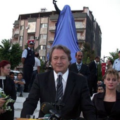 AK Partili başkandan Ecevit heykeli