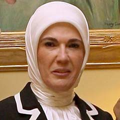Başbayan, okuma-yazma öğrenen kadınları ziyaret etti