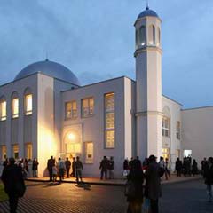 Berlin’in minareli ilk camisi açıldı