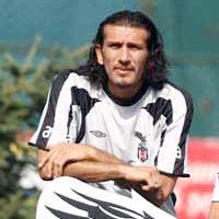 Rüştü futbolu henüz bırakmıyor