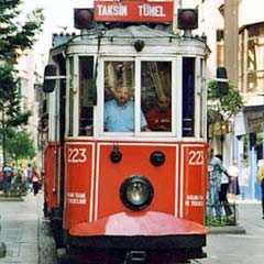 Tramvay 8 öksüz bıraktı, halk sokağa döküldü