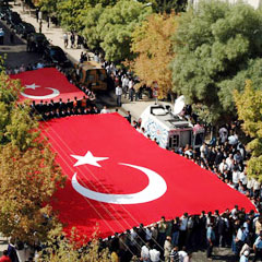 Yurtta mesai öncesi şehitler anılıyor
