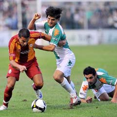 Aslan'a, Timsah darbesi! (FOTO)