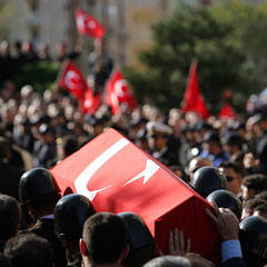 Türkiye şehitlerinin bağrına bastı