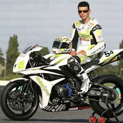 Oğlunu sakinleştirici alarak izliyor