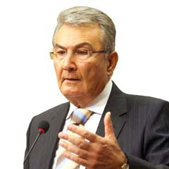 Baykal'a 'İngilizce tişört' tepkisi!