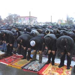 Özbekistan'da bayram namazı cadde ve sokaklara taştı