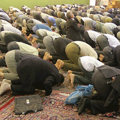 Cemaat camiye sığmayınca, ikinci kez namaz kılındı