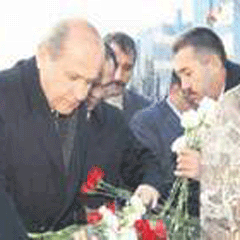 Bahçeli Türkeş'in kabrinde