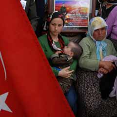 Şehit cenazesinden yürek burkan sahneler (FOTO)