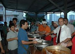 Yenişehir Emniyet Müdürlüğü bin kişiye iftar verdi