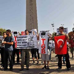 Başbakanı protesto eden 2 kişi gözaltına alındı