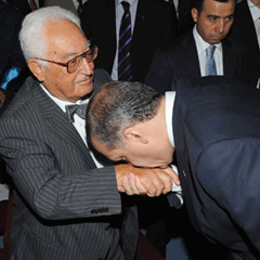 Erdoğan hocasının elini öptü