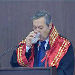 Kürsüde su içti, habercilere dava açacak!
