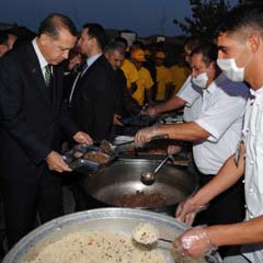 Erdoğan işçilerle iftar açtı (FOTO)