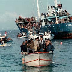 26 mülteci boğularak öldü
