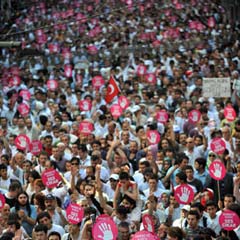Darbe karşıtları, kışla önünde eylem yaptı