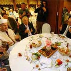 Farklı dinler iftar sofrasında buluştu
