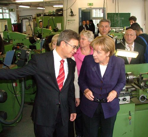 Merkel, göçmen gençleri övdü