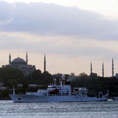 ABD savaş gemisi İstanbul Boğazı'ndan geçti