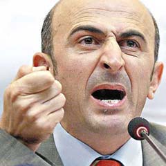 YARSAV Başkanı inzibatları görünce bayıldı