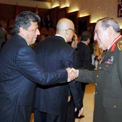 Genelkurmay hem lanet etti hem davet