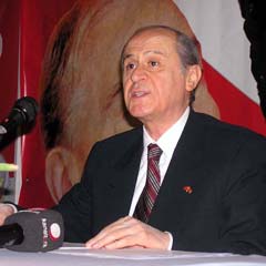 Bahçeli, partisine katılan 3000 kişiye rozet takacak
