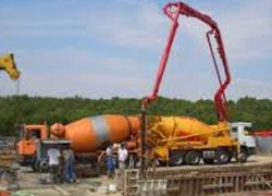 Beton mikseri hortumunun çarptığı işçi öldü