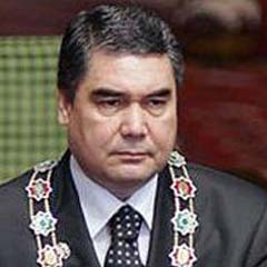 Türkmen lider , askeri birliği ziyaret ederek tanka bindi