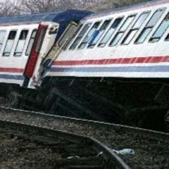 Tren raydan çıktı: 1 ölü, 25 yaralı