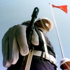 Mehmetçik, çocukları unutmadı