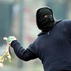 GOP'ta işyerlerine molotoflu saldırı