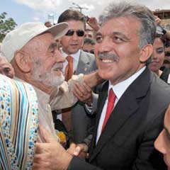 Hacı Bektaş Gül'ü bağrına bastı