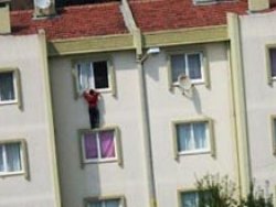 Üvey babanın zulmünden böyle kaçtı