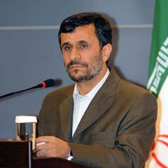 Ahmedinejad'ın konvoyunun önüne geçti