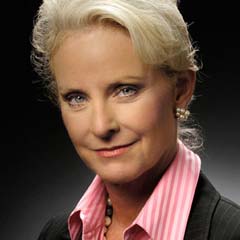 Cindy McCain'in tokalaşırken kolunu burktular