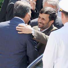 Ahmedinejad'a tercümanın 'Tanrı' şoku!