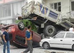 Kamyonun çarptığı iki bina yıktırıldı