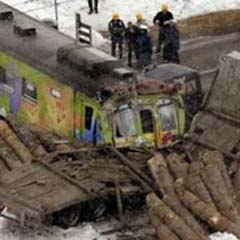 Tren köprüye çarptı: 10 ölü