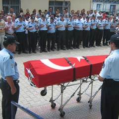Şehit polis memuru memleketinde toprağa verildi